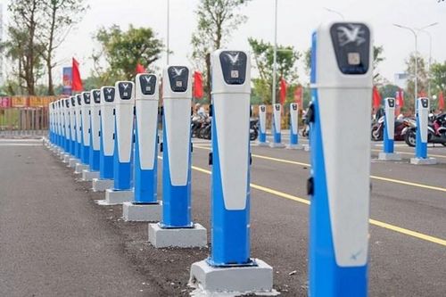 Chủ xe máy điện VinFast: 'Sạc xe tiện như sạc điện thoại, tiết kiệm vô đối'