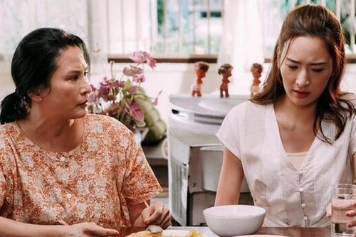 Bế con trai cùng chồng mới đến đám cưới chồng cũ, tôi chẳng làm gì nhưng khiến anh ta suýt ly hôn