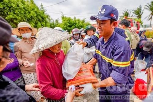 Hình ảnh lạ mà xúc động: Những chiếc xe chữa cháy chở đầy nhu yếu phẩm đến với bà con vùng lũ ở Đắk Lắk