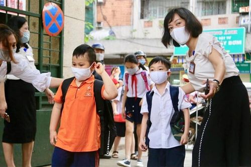Thu 12.000 đồng/giờ đón con muộn: Cha mẹ thở phào vì cô giáo 'tăng ca có lương'