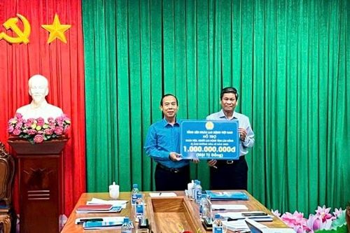 Tổng Liên đoàn Lao động Việt Nam hỗ trợ người lao động tỉnh Lâm Đồng bị ảnh hưởng mưa lũ 1 tỷ đồng