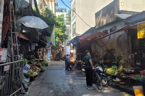 Ngổn ngang chợ cóc ngã ba Hoa Bằng - Yên Hòa (Hà Nội): Bài toán nan giải trong lộ trình xóa chợ tạm của Hà Nội?