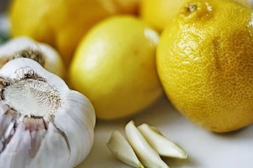 Kết hợp quả chanh với tỏi có khả năng xua đuổi tà khí và ngăn ngừa năng lượng xấu
