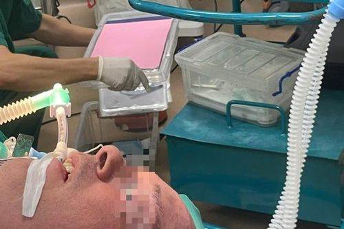 Một năm khàn tiếng không rõ lý do, người đàn ông Hà Lan được bác sĩ Việt Nam phát hiện u hạt thanh quản