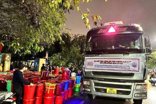 Lý do người Huế dùng thùng nhựa đựng hàng cứu trợ gửi bà con vùng lũ