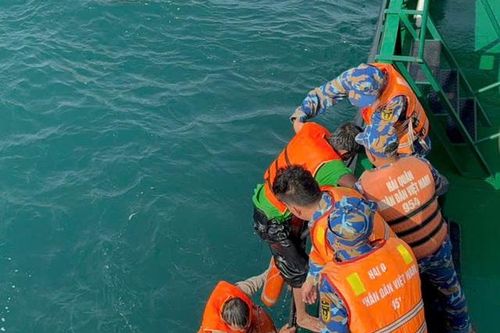 Cán bộ, chiến sĩ hải quân vượt sóng lớn cứu hai thuyền viên gặp nạn
