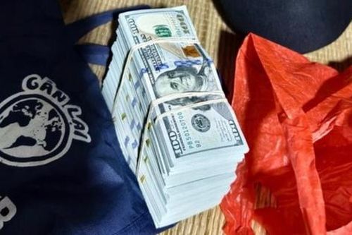Nhận hàng cứu trợ bão lũ, phát hiện gần 2.000 USD trong túi đồ