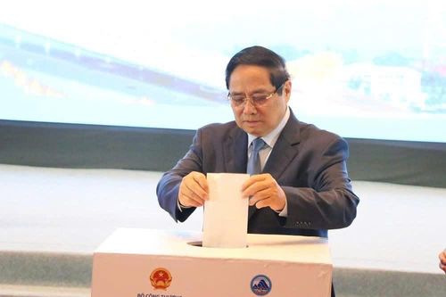 Thủ tướng Phạm Minh Chính ủng hộ đồng bào bị ảnh hưởng bởi bão lũ tại Diễn đàn Logistics 2025