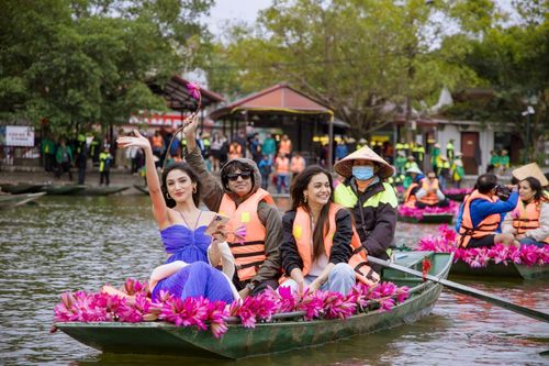 Đoàn phim Ấn Độ trầm trồ tham quan Ninh Bình, đường phố Hà Nội