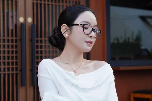 Vợ Quang Hải là WAG được quan tâm nhất MXH