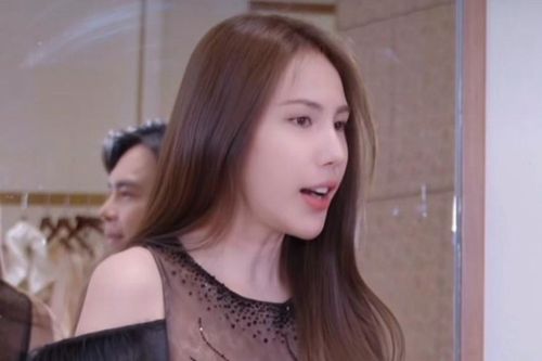 Thủy Tiên xuất hiện khác lạ