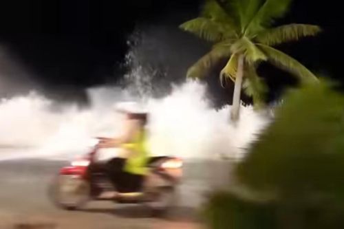Sóng biển Nha Trang dâng cao tràn bờ