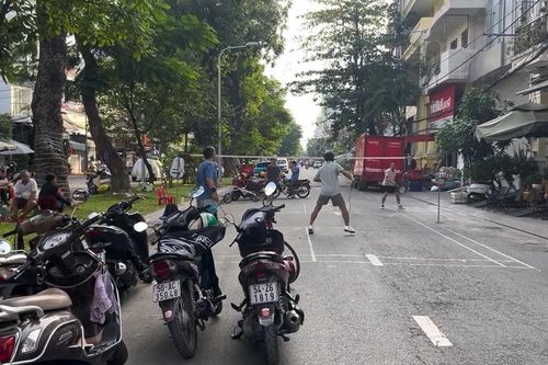 Giăng lưới đánh cầu lông giữa đường ở TP.HCM