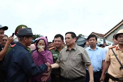 Thủ tướng Chính phủ Phạm Minh Chính thăm, động viên người dân tại 'rốn lũ' Hòa Thịnh, Đắk Lắk