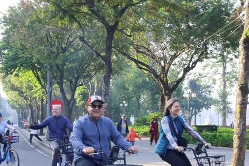 Hàng trăm đại sứ, cán bộ ngoại giao đạp xe vì Hà Nội xanh
