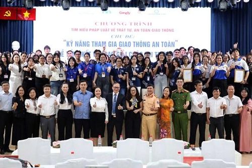Cuộc thi tìm hiểu pháp luật về ATGT thu hút đông sinh viên