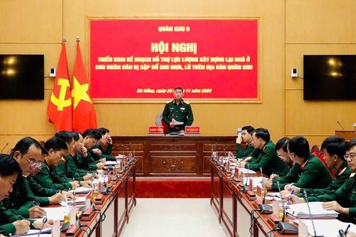 Quân khu 5 khẩn trương hỗ trợ dựng lại nhà cho người dân bị sập đổ do mưa lũ