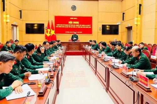 Quân khu 5 nhanh chóng hỗ trợ người dân xây dựng lại nhà bị sập đổ do mưa lũ