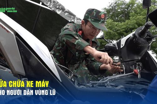 Sửa chữa xe máy cho người dân vùng lũ