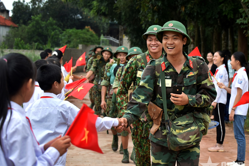 Đi trong vòng tay nhân dân