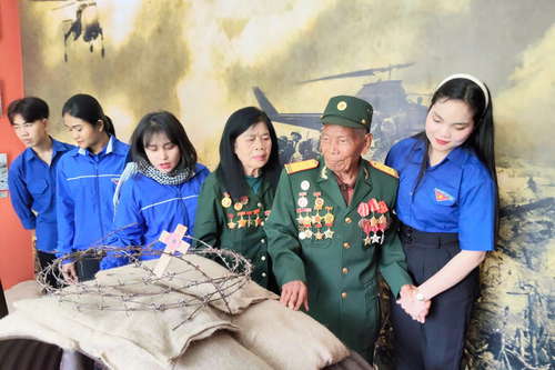 Một lòng theo Đảng, Bác Hồ- Bài 1: Núi rừng xanh dậy muôn câu ca