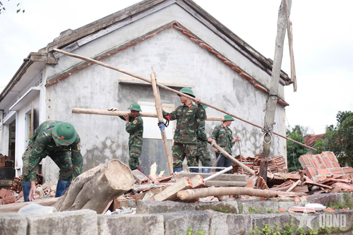 Bộ đội Trung đoàn 66 giúp dân khắc phục hậu quả thiên tai