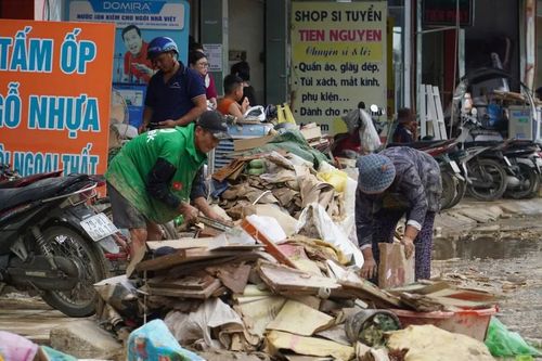 Giúp dân ngừa dịch bệnh sau mưa lũ