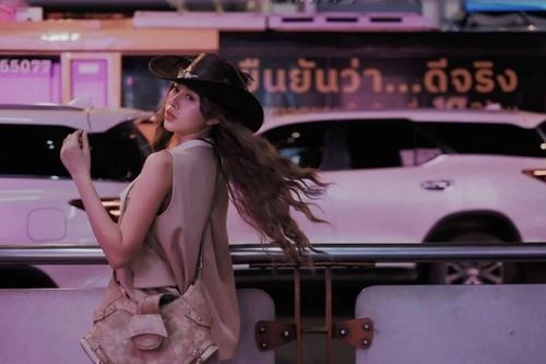 Việt Phương Thoa hóa thân thành cao bồi, gây sốt với visual cuốn hút