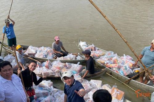 Tiếp sức Gia Lai sau lũ, hàng nghìn phần quà vượt nước sâu