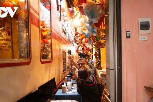 Phố 'cà phê đường tàu' Hà Nội vẫn tấp nập sau lệnh giải tỏa
