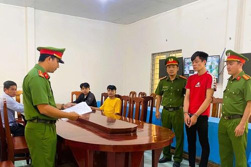 Mang xe máy của dì ruột đi cầm cố để lấy tiền chơi game