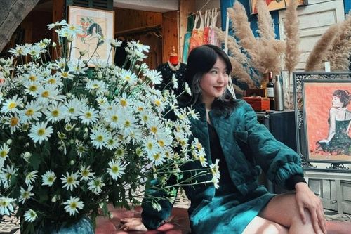 Cựu hot girl Mi Vân khoe nhan sắc dịu dàng bên cúc họa mi