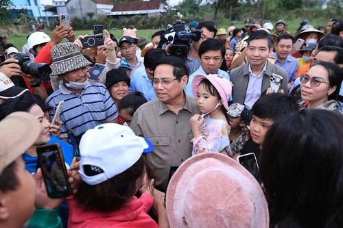 Thủ tướng thăm hỏi, động viên người dân vùng rốn lũ Hòa Thịnh, Đắk Lắk