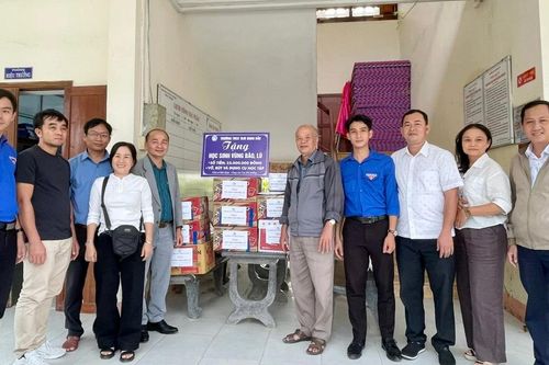 'Chung một tấm lòng' nâng bước học trò vùng lũ