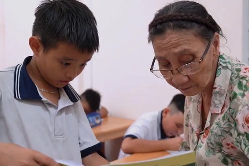 Bà giáo về hưu dạy lớp học tình thương miễn phí