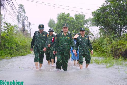 Bộ Tư lệnh BĐBP kịp thời kiểm tra, thăm hỏi, động viên, tặng quà cán bộ, chiến sĩ và nhân dân vùng tâm lũ
