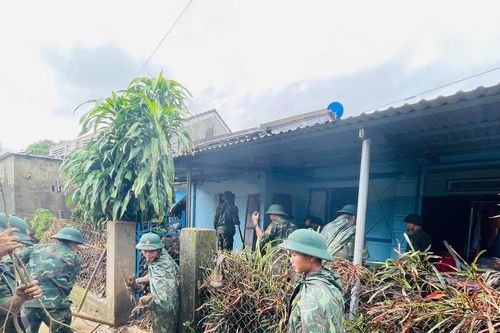 Quân khu 5 huy động hơn 40 đội dựng lại nhà cho dân vùng lũ, quyết hoàn thành trước Tết