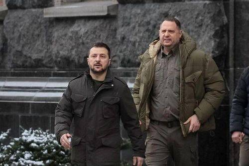 Giữa lúc 'nước sôi lửa bỏng', Tổng thống Ukraine bất ngờ sa thải trợ lý thân cận