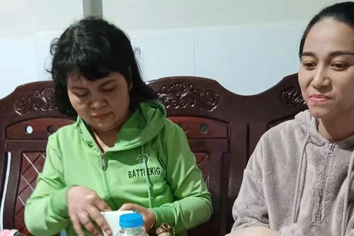 Nhặt được túi vàng giữa dòng lũ, vợ chồng ở Nha Trang tìm trả lại cho người mất