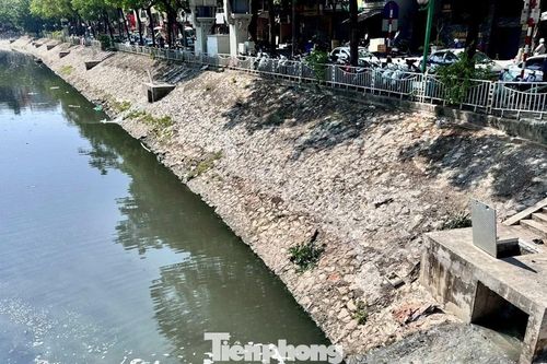 Sau một thời gian 'hồi sinh', nước sông Tô Lịch lại chuyển màu đen