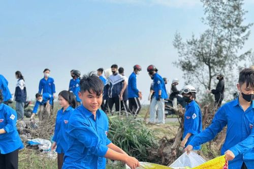 Thanh niên xử lý 'điểm đen' rác thải