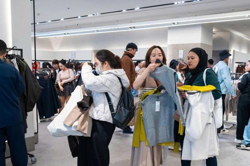 Chen chân 'săn sale' Black Friday từ sáng đến đêm