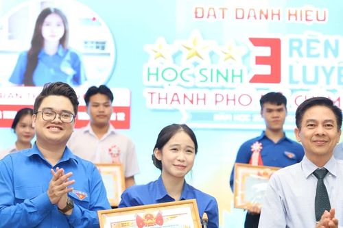 Nữ sinh đến nhận thưởng với đôi nạng gỗ