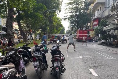 Xử phạt nhóm người giăng lưới đánh cầu lông giữa đường