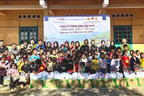 VMD Việt Nam trao hàng trăm phần quà cho trẻ em vùng cao Sơn La