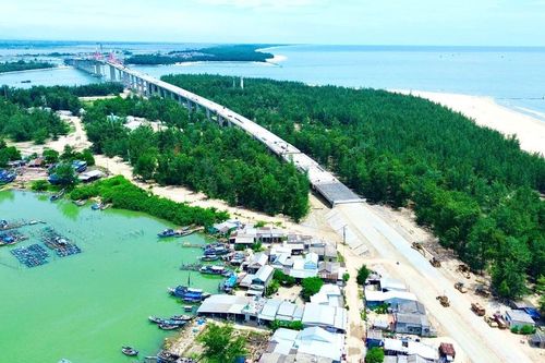 Vì sao công trình cầu vượt cửa biển dài nhất miền Trung chưa thể thông xe toàn tuyến?