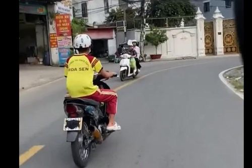 Xác minh clip thiếu niên chạy xe máy độ, che biển số trên đường