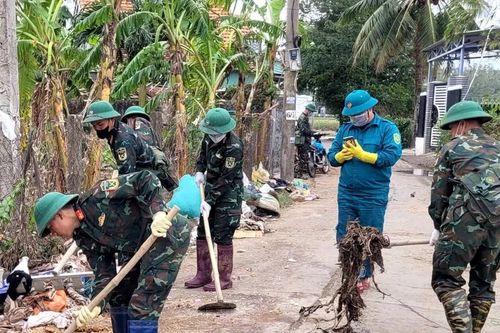 Chiến sĩ trẻ nhặt được xấp tiền 10 triệu đồng khi dọn đường