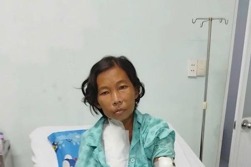 Chạy xe ôm 15 tiếng/ngày, người chồng bất lực nhìn vợ suy thận biến chứng nặng