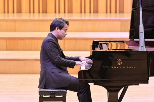 Pianist Nguyễn Việt Trung cuốn khán giả vào thế giới lãng mạn đậm chất Chopin